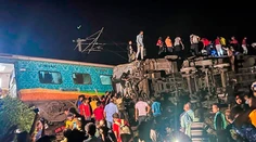 V Indii si zrážka vlakov vyžiadala najmenej 120 mŕtvych