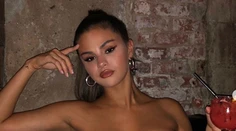Aj ona má silikóny? Selene Gomez držal top len na bradavkách
