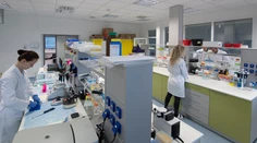 Ďalší americký úrad tvrdí, že SARS-COV-2 unikol z laboratória. Sabaka: Je to možné, ale uprednostňujem inú teóriu