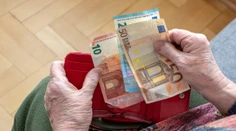 Dôverčivá dôchodkyňa zo Zvolena prišla o veľký balík peňazí, podvodníkom ich vyhodila v igelitke z okna