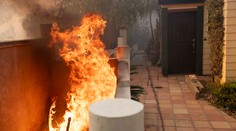 Plamene ich šľahajú doslova pred dverami, oblasť pri Los Angeles musí opustiť najmenej 40-tisíc ľudí