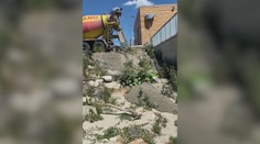 Odpad z domiešavača vyliali do rieky. Firma tvrdí, že chcela iba spevniť breh