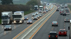 Pre nehodu je na D1 pred odpočívadlom Hrádok obmedzená doprava