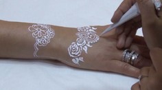 Hotové umenie! Čoraz populárnejšia je biela henna