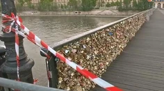 Deväťdesiat ton lásky mohlo zabiť turistov na parížskom moste