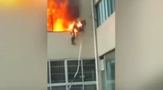Horiaci hasič v úzkych! Nemal inú možnosť ako vyskočiť z okna
