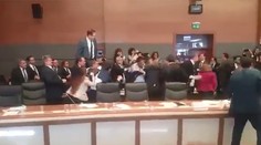 V tureckom parlamente bolo dusno. Poslanci sa pobili, nechýbali ani päste