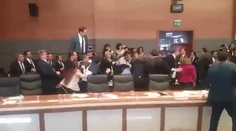 V tureckom parlamente bolo dusno. Poslanci sa pobili, nechýbali ani päste
