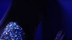 Bruno Mars v najnovšom videoklipe neodolal známej herečke. Má len 20 rokov