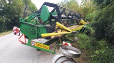 Kombajnista sa chcel vyhnúť stretu s kamiónom, skončil v priekope