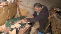Rezbár s Parkinsonovou chorobou skrášľuje dom dôchodcov sochami