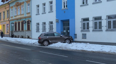 Bizarná nehoda v Česku. Auto nabúralo priamo do policajnej stanice