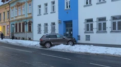 Bizarná nehoda v Česku. Auto nabúralo priamo do policajnej stanice