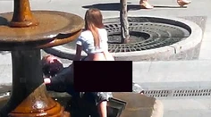 Párik mal sex za bieleho dňa na historickej fontáne!