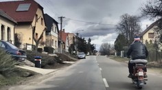 Policajti naháňali 15-ročného motorkára. Spôsob jeho úniku vás pobaví