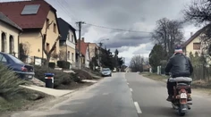 Policajti naháňali 15-ročného motorkára. Spôsob jeho úniku vás pobaví