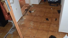 Krvavý útok v rodinnom dome: Opitý muž vykopol dvere a napadol manželov, mužovi dorezal tvár
