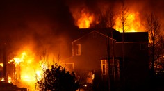 Pre ničivé požiare v Colorade opustilo svoje domovy tisíce ľudí