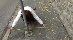 Objemnejší človek či mamička s kočíkom po tomto chodníku neprejdú