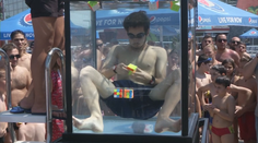 Na jeden nádych poskladal pod vodou šesť Rubikových kociek