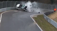 VIDEO: Turisti si to namierili na pretekársky okruh, zo zákruty už leteli vzduchom