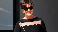 Kris Jenner a jej trikrát vylepšené prsia. Aj tak podliehajú gravitácii