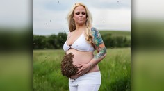 Žena sa odfotila s tisíckami včiel na jej tehotenskom bruchu, aj keď je na ne alergická