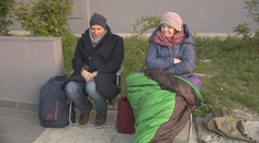 Pred oddelením cudzineckej polície ľudia už aj kempujú. Nevedia sa dostať na rad