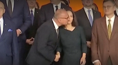 Po Rubialesovej afére je tu ďalší škandál: Kontroverzný bozk chorvátskeho ministra rozdeľuje ľudí na dve skupiny