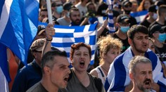 FOTO: Tisícky Grékov protestovali proti plánom na zavedenie povinného očkovania