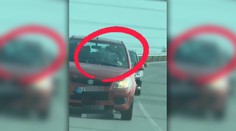 VIDEO: Oprel si knihu o volant a čítal počas šoférovania. Policajti riešia kurióznu jazdu