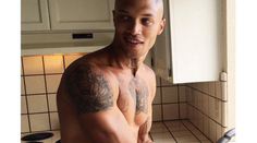 Zlý chlapec je späť. Z domáceho väzenia zverejňuje sexy snímky