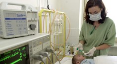 Poslanci posunuli v parlamente právo dieťaťa na sprievod rodiča v nemocniciach. Tie tvrdia, že pre všetkých nemajú miesto