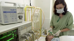 Poslanci posunuli v parlamente právo dieťaťa na sprievod rodiča v nemocniciach. Tie tvrdia, že pre všetkých nemajú miesto