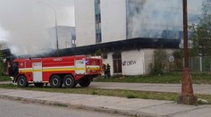 Polícia už zrejme vie, kto je podpaľač z Košíc. Internetom sa šíri video, ako mladík zapaľuje papiere