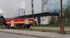 Polícia už zrejme vie, kto je podpaľač z Košíc. Internetom sa šíri video, ako mladík zapaľuje papiere