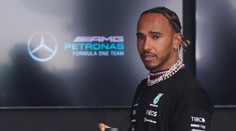 Svoje šperky miluje a na trati sa ich vzdať nechce. Lewisa Hamiltona to môže vyjsť draho