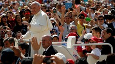 Pápež urobil štyrom deťom radosť. Povozil ich v papamobile