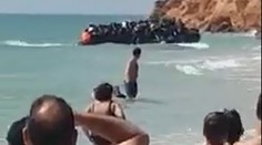 Šokovaní dovolenkári. Pred luxusným rezortom začali z gumového člna vyskakovať migranti