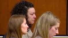 Zaživa vyrezala dieťa z brucha, má sedieť 100 rokov