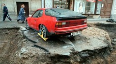 Za zle zaparkované auto v dedine mastná pokuta. Oddnes môžu pokutovať aj obce