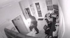 VIDEO: Zlodej, podpaľač, ale najmä babrák. Kamera zachytila lúpež ako z grotesky