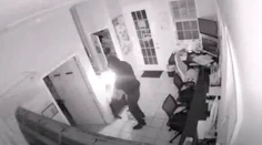 VIDEO: Zlodej, podpaľač, ale najmä babrák. Kamera zachytila lúpež ako z grotesky