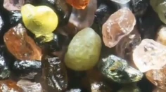 Ako vyzerá piesok pod mikroskopom, keď ho zväčšia 300-krát?
