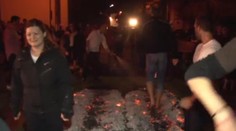 Trenčania sa za dva dni naučili chodiť po žeravých uhlíkoch