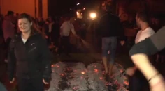 Trenčania sa za dva dni naučili chodiť po žeravých uhlíkoch
