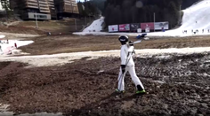 VIDEO: V bývalom dejisku zimnej olympiády chýba sneh. Lyžuje sa tam takmer na blate