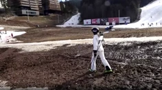 VIDEO: V bývalom dejisku zimnej olympiády chýba sneh. Lyžuje sa tam takmer na blate