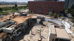 V Tel Avive sa na budovu zrútil obrovský žeriav, pod sutinami sú uväznení ľudia