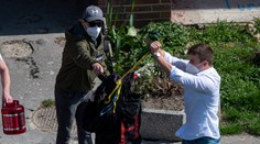 Veľkonočný pondelok OBRAZOM: Oblieva a šibe sa v rúškach a v úzkom kruhu